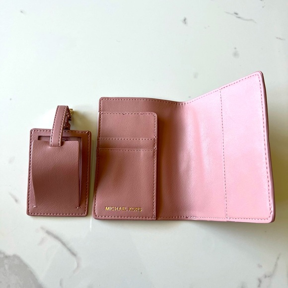 New - Michael Kors Luggage Tag and Passport Case - Picture 2 of 6